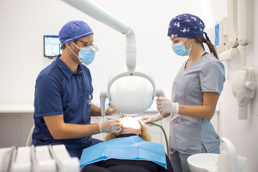 Relájate en el Dentista 🤗: ¿Qué es la Sedación Consciente? 2 Paciente relajado en el dentista gracias a la sedación consciente en Clínica Dental Marcos Segura en Playa de San Juan.