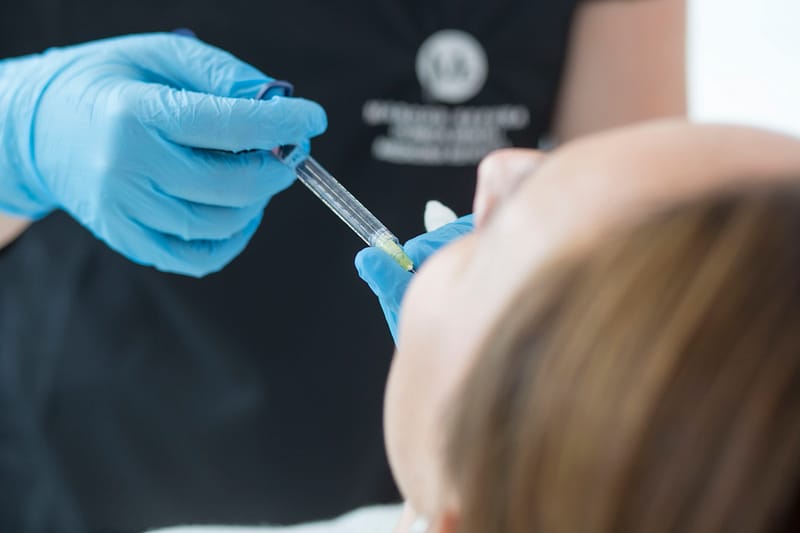 Sesión de rejuvenecimiento facial con toxina botulínica en Clínica Dental y Medicina Estética Marcos Segura.